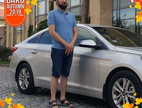 Rusiya Federasiyasının Tyumendən Olan Eqor Vladimiroviç. Bakıda Orta Sinif Bir Avtomobil Icarəyə Götürmək Istədi, Uşaq Oturacağı Olan Hyundai Sonata Və Tam Sığorta Birbaşa Ailəsi Ilə Qaldığı Otelə çatdırıldı.