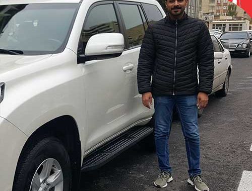 Dubaydan Qonaq Ailəsi Ilə Bakıya Gəlib. Tufandag Xizək Kurortuna Getmək üçün Yolsuzluq Avtomobili Kirayə Ediblər. Toyota Land Cruiser Prado 150R, şəhər Xaricində Qarlı Yollarda Gəzintilər üçün çox Uyğundur.