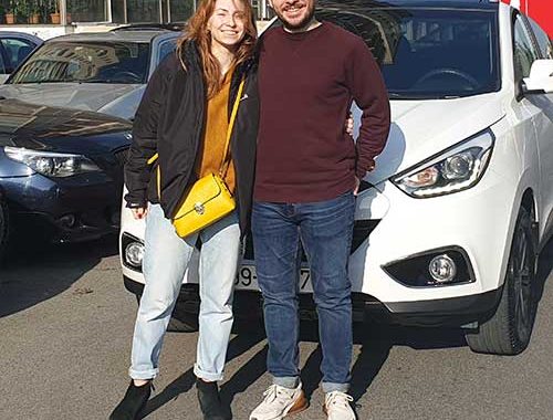 İspaniyadan Olan Qonaqlarımız. Dağətrafında Olan Şahdaq Istirahət Mərkəzinə Tam ötürücülü, Kompakt Və Etibarlı Hyundai Ix35 Avtomobilini Icarə Etdilər. Qonaqlar Qarlı ərazidə Xoş Istirahət Etdilər, Azərbaycanın Gözəlliyindən Heyran Qaldılar Və əlbətdə Ki, “Karavan” şirkətinin Servisindən çox Məmnun Qaldılar. Çünki “Karavan” Avtomobil Icarəsi -ndən Daha çoxdur!